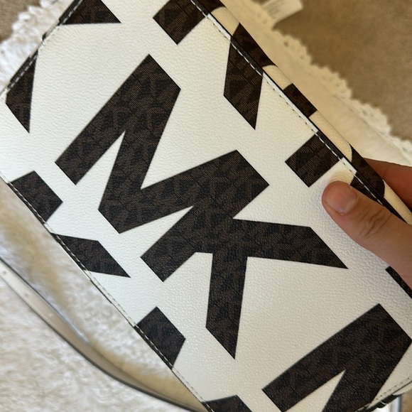 Like new! Michael Kors White and Brown Bucket Bag - Picture 6 of 9